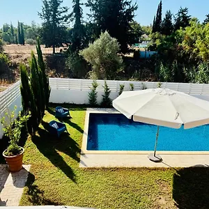 The Blue House לרנקה